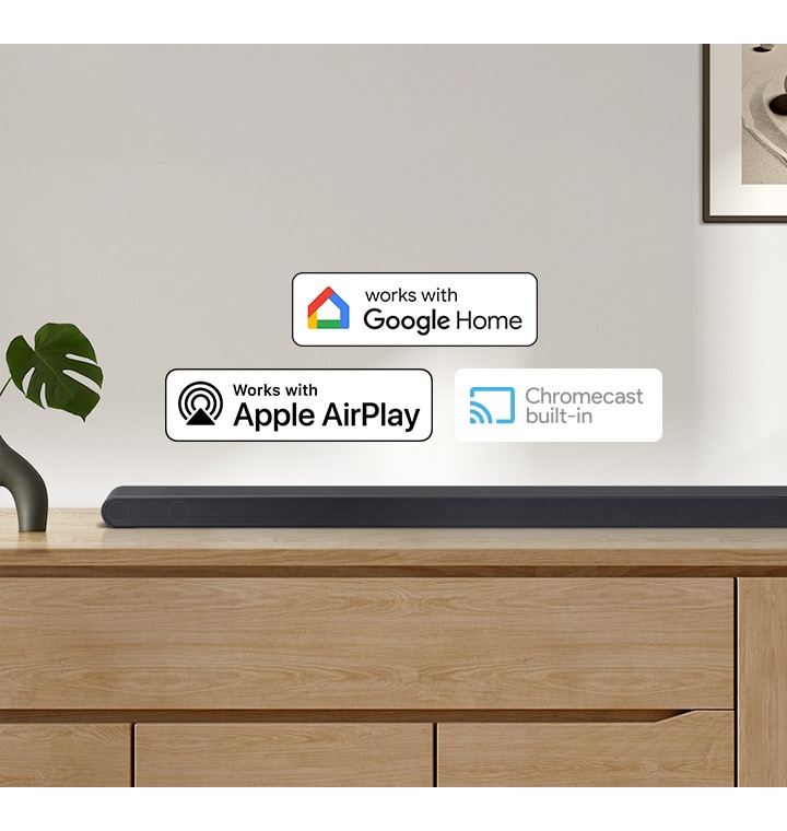 Soundbar Samsung spremljajo logotipi za Works with Google Home, Works with Apple AirPlay in Chromecast built-in.