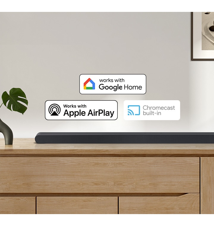 Soundbar Samsung spremljajo logotipi za Works with Google Home, Works with Apple AirPlay in Chromecast built-in.