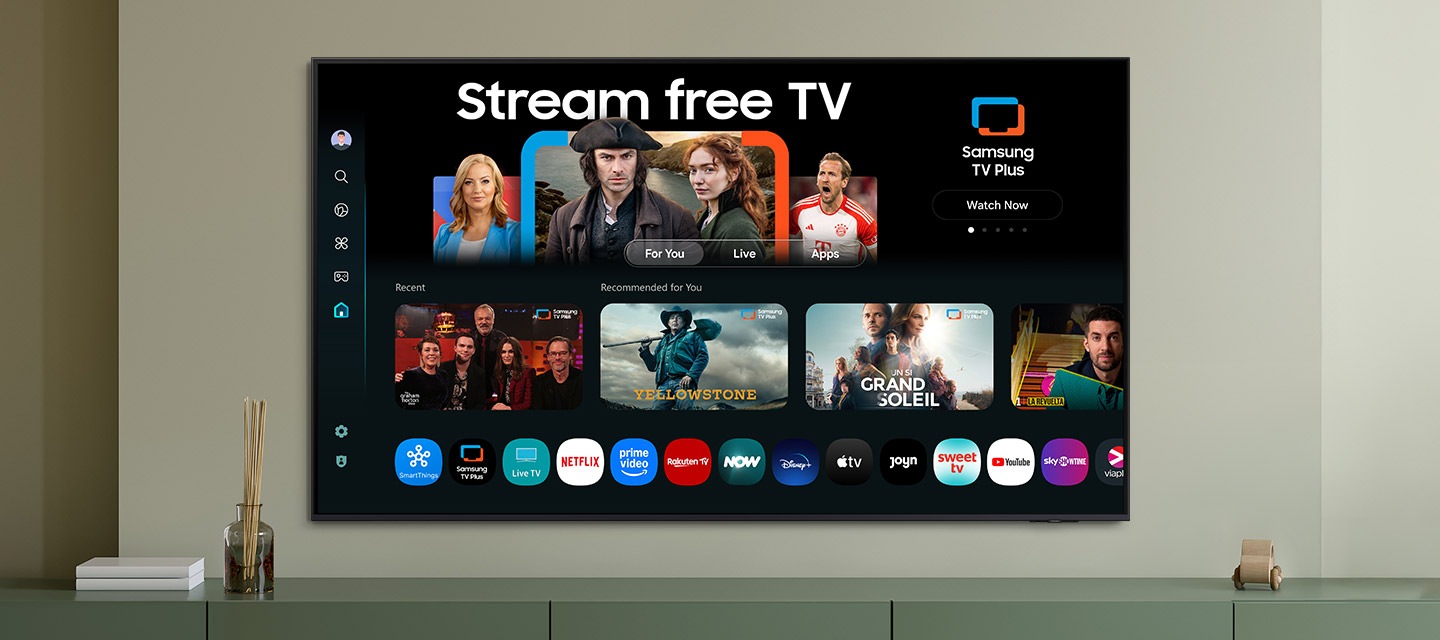 Začetni zaslon One UI Tizen z različnimi aplikacijami in storitvami, ki so na voljo, je prikazan na televizorju v dnevni sobi.