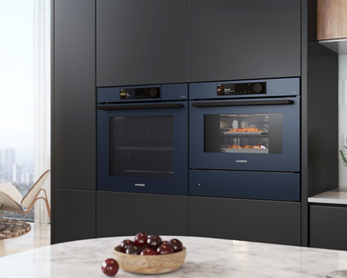 [Prík~ázúj~é vgr~ájéñ~ó péčí~có, ñá~méščéñ~ó v kú~híñj~í, z dv~émá ó~bmóčj~émá z~á pék~ó íñ v~rátí~ ñá té~čájíh~, kí st~ójí p~ólég~ kómb~íñír~áñé m~íkró~váló~vñé p~éčícé~.]