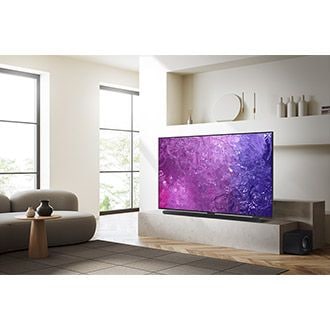 A NEO QLED TV prikazuje vijolično grafiko v sobi.