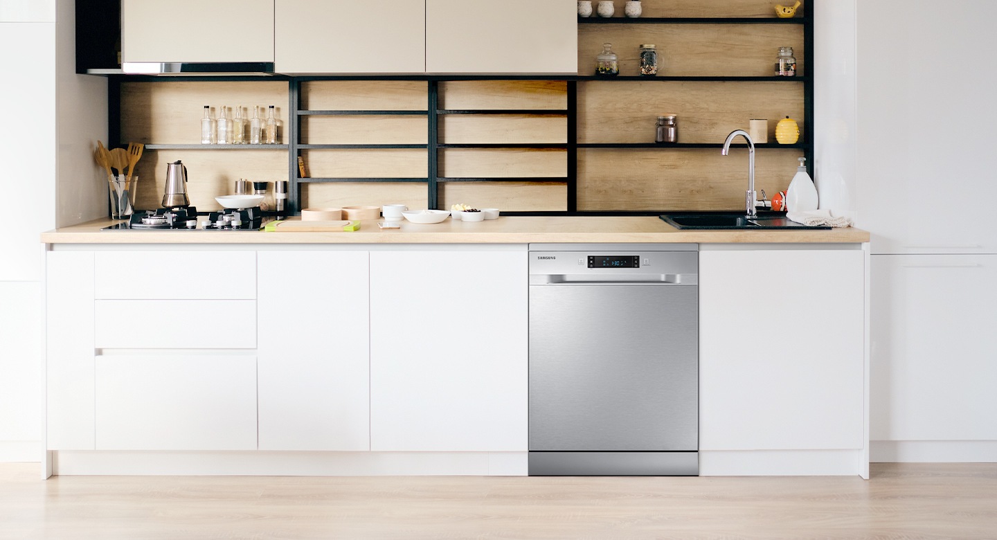 Egy konyhát mutat be a szabadon álló mosogatógéppel a többi szekrény közé.