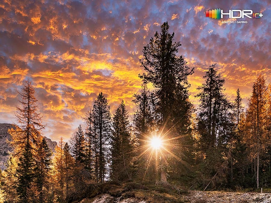 Ліва сторона натури сцени темніша за праву, в якій використовується технологія HDR + ADAPTIVE/GAMING.