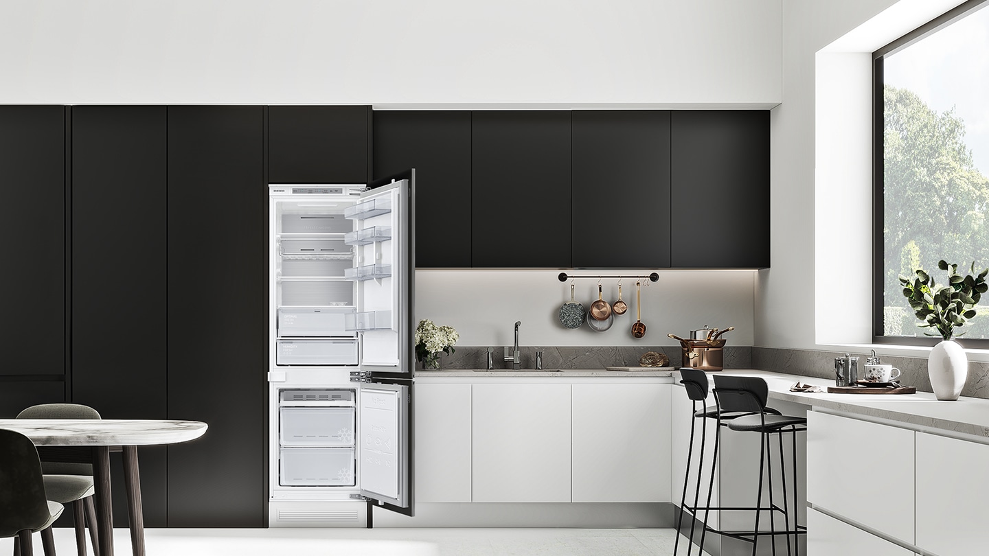 pohľad na otvorenú vstavanú chladničku v modernej kuchyni