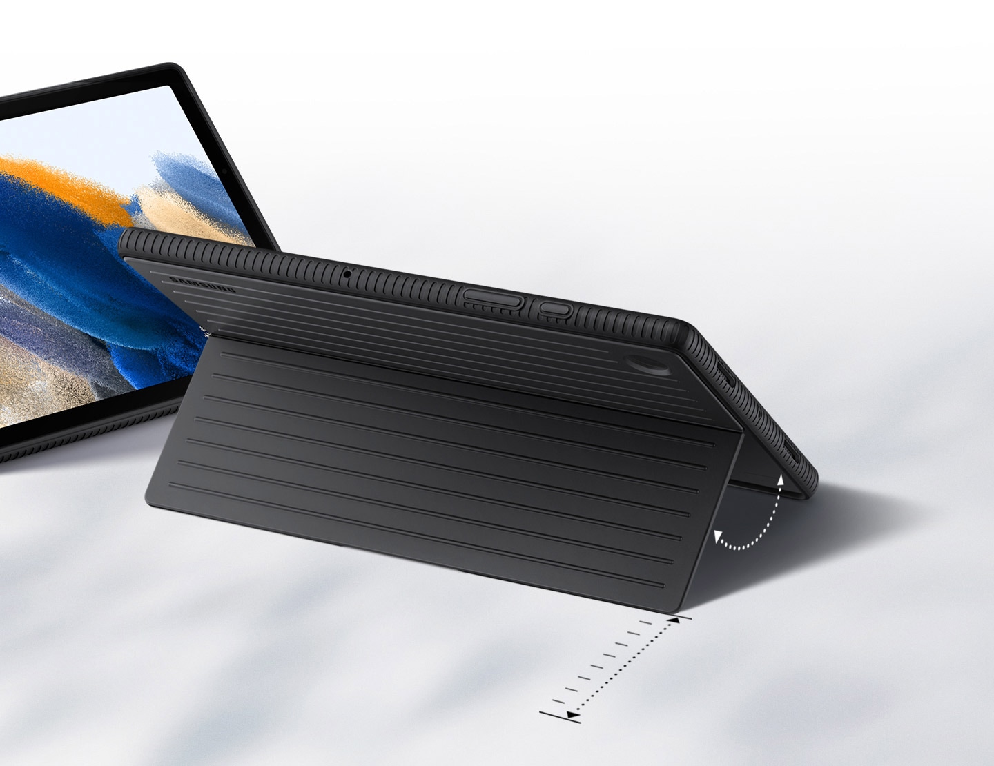 Zadná strana tabletu Galaxy Tab A8, ktorý je položený na doske stola v ochrannom kryte Protective Standing Cover, nastavenom do 30-stupňového uhla. Vedľa neho sa nachádza ďalší, v zábere čiastočne viditeľný tablet.