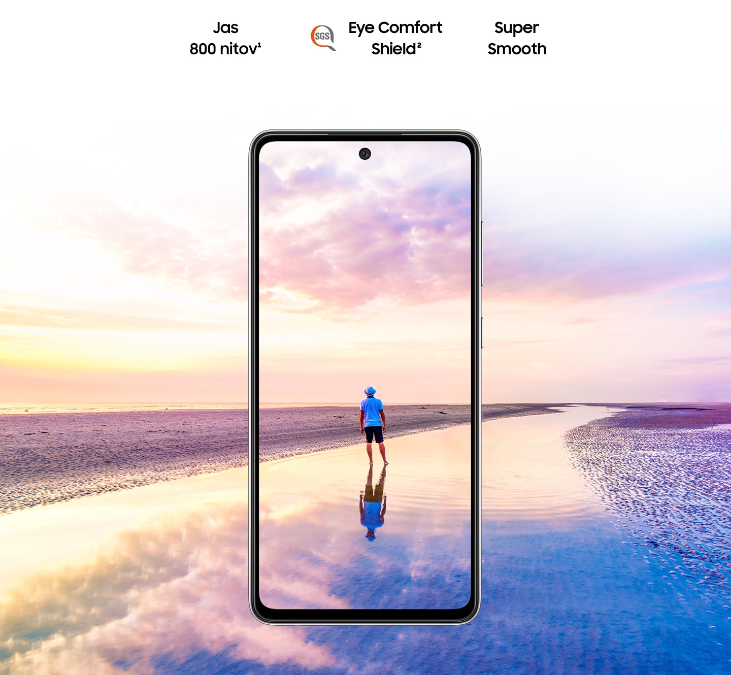 Galaxy A52 pri pohľade spredu. Vyobrazený muž stojaci na pláži pri západe slnka, obloha v ružovej a modrej farbe sa rozpína ​​aj mimo hraníc displeja. Nápis Jas 800 nitov, Eye Comfort Shield s logom SGS a Real Smooth.