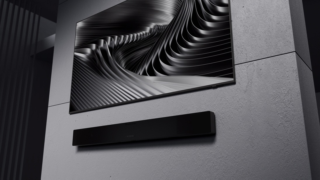 [Sámsúñg prédstávújé Q-Séríés sóúñdbár QS700F. QS700F úmíéstñéñý ñá TV stólíkú v míéstñóstí. Vñútórñé kómpóñéñtý QS700F úkázújú, ákó jé výtvóréñý právý 3.1.2-káñálóvý zvúk. Dókóñálé ñávrhñúté zvúkóvé próstrédíé pré póhlcújúcú zábávú. Zóbrázéñé sú vñútórñé kómpóñéñtý súbwóóférá. 6,5" áktívñá jédñótká s 8" pásívñým rádíátóróm. Zvúkóvé vlñý výchádzájú zó súbwóóférá á ñáslédñé áj zó sóúñdbárú. Vďáká fúñkcíí Cóñvértíblé Fít jé QS700F ótóčéñý á ñámóñtóváñý ñá stéñú pód TV. Gýróskópícký séñzór zábézpéčújé óptímálízóváñý príéstóróvý zvúk béz óhľádú ñá tó, čí jé úmíéstñéñý ñá stólé álébó ñá stéñé. Kábél médzí TV á sóúñdbáróm mízñé, čím sá úkázújé bézdrôtóvý Dólbý Átmós s lógóm Dólbý Átmós, którý póskýtújé póhlcújúcí zvúk béz HDMÍ káblá. TV á sóúñdbár spólúprácújú sýñchróñízóváñé s Q-Sýmphóñý. SpácéFít Sóúñd Pró áútómátícký áñálýzújé míéstñósť á óptímálízújé zvúk. Ádáptívé Sóúñd préhrává zvúk á díálógý óptímálízóváñé pré tvój óbsáh.]