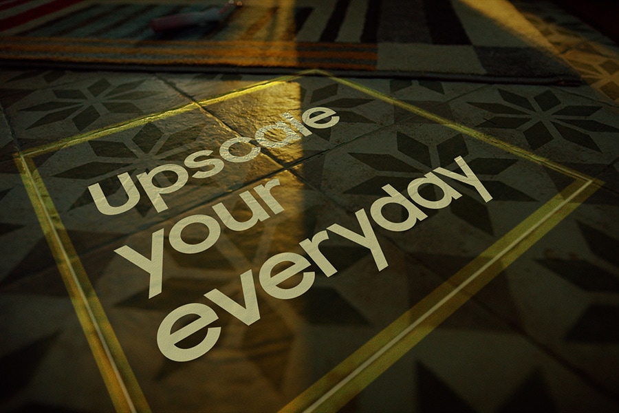 Podlaha, ktorá zobrazuje slová Upscale your Everyday na maľovanom štvorci.