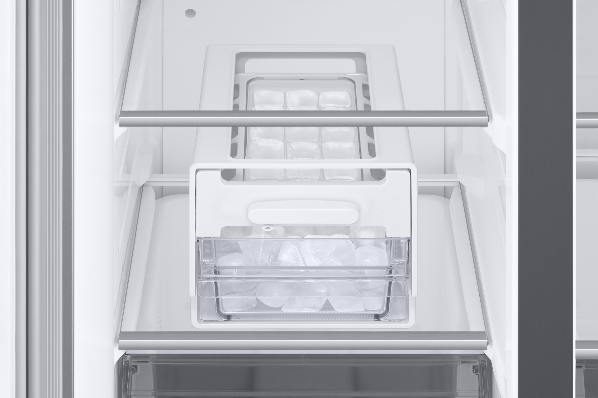 detail-twist-ice-maker Silver