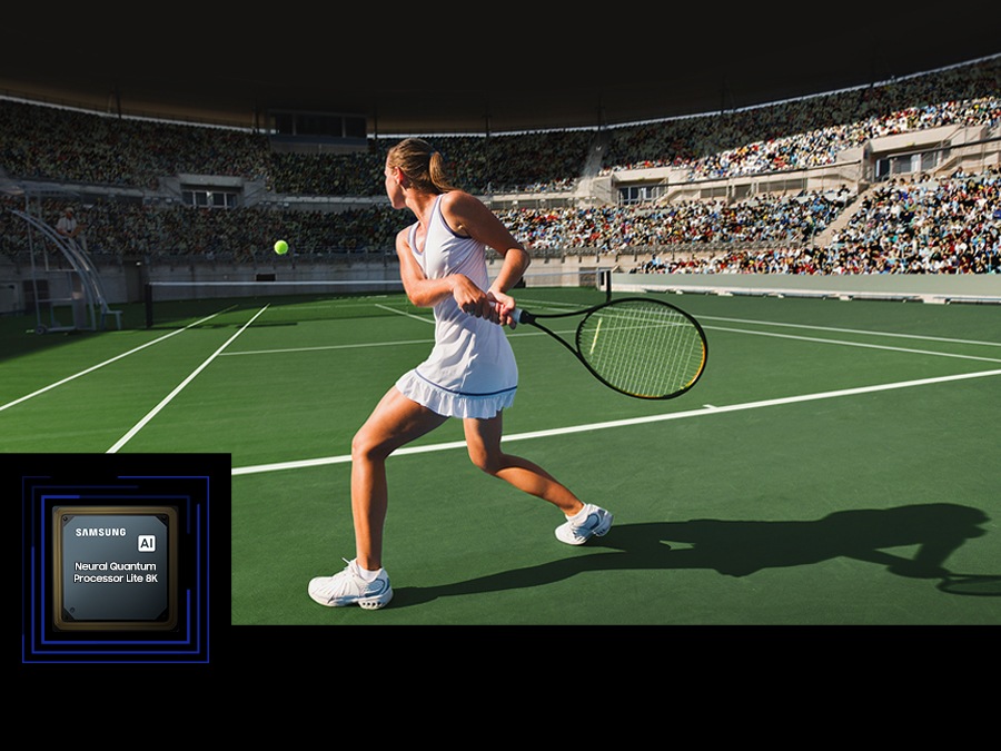 ผู้หญิงคนหนึ่งกำลังเล่นเทนนิสอยู่ต่อหน้าผู้ชมจำนวนมาก มี Neural Quantum Processor 4K แสดงอยู่ตรงมุมซ้ายล่าง