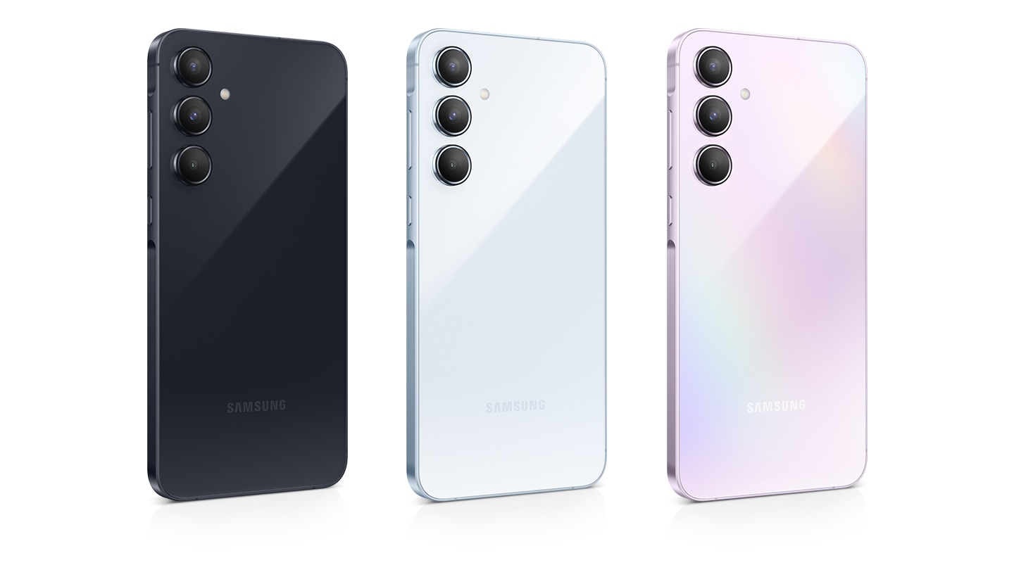 อุปกรณ์ Galaxy A55 5G สี่เครื่องสีต่าง ๆ ที่เรียงต่อกัน ได้แก่ สี Awesome Navy, Awesome Iceblue, Awesome Lilac โทรศัพท์แต่ละเครื่องมีกล้อง 3 ตัวตรงด้านหลัง