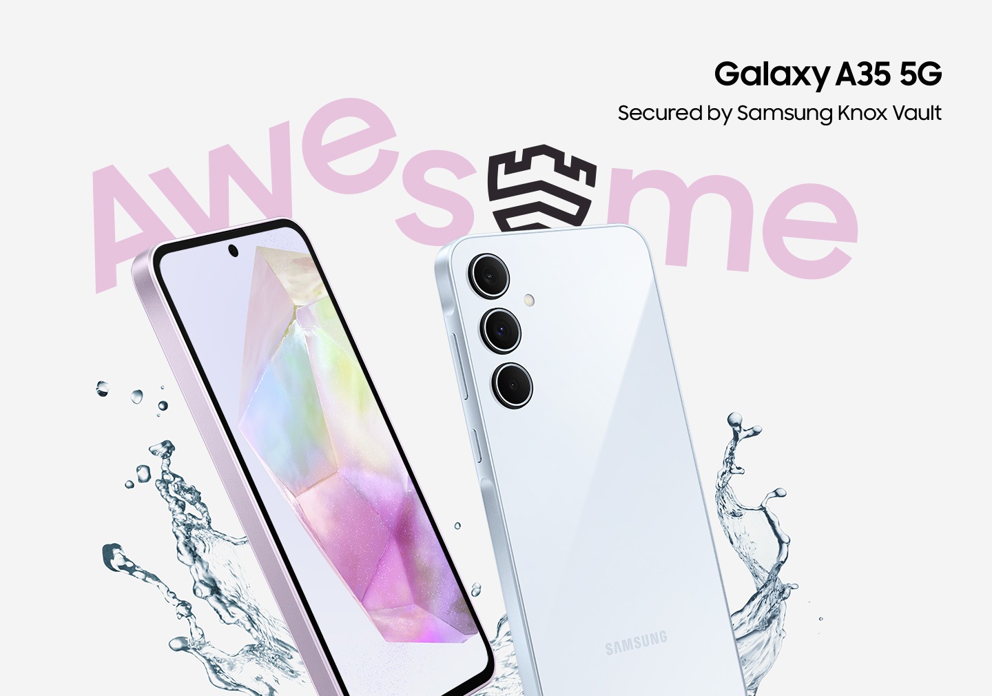ภาพของสมาร์ทโฟนสองเครื่องที่เอียงทำมุมอยู่พร้อมกับมีน้ำกระเซ็นอยู่โดยรอบและมีคำว่า 'AWESOME' อยู่ด้วย หน้าจอของโทรศัพท์แสดงวอลเปเปอร์แบบไล่ระดับสีอยู่ และด้านหลังก็มีกล้องสามตัว โลโก้ Galaxy A35 5G มีข้อความเขียนไว้ว่า Secured by Samsung Knox Vault