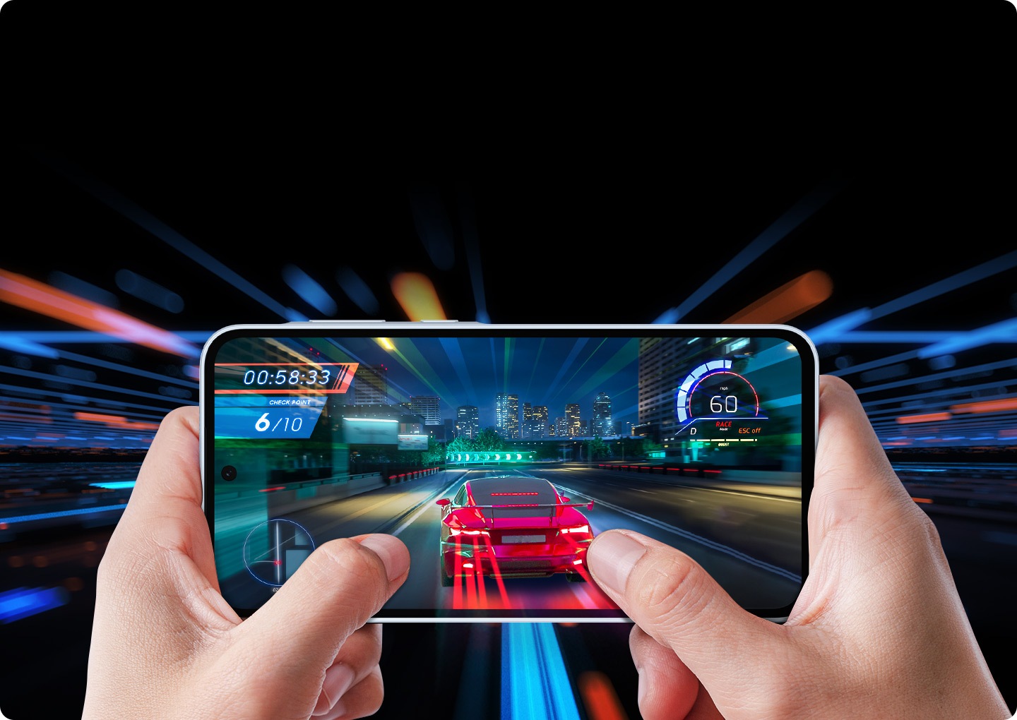 ภาพมุมมองบุคคลที่หนึ่งของเกมแข่งรถที่เล่นอยู่ในสมาร์ทโฟนที่ถืออยู่ในมือสองข้าง เกมแสดงผลรถสปอร์ตสีแดงคันหนึ่งที่เร่งความเร็วไปบนถนนไฮเวย์ในเมืองยามค่ำคืน