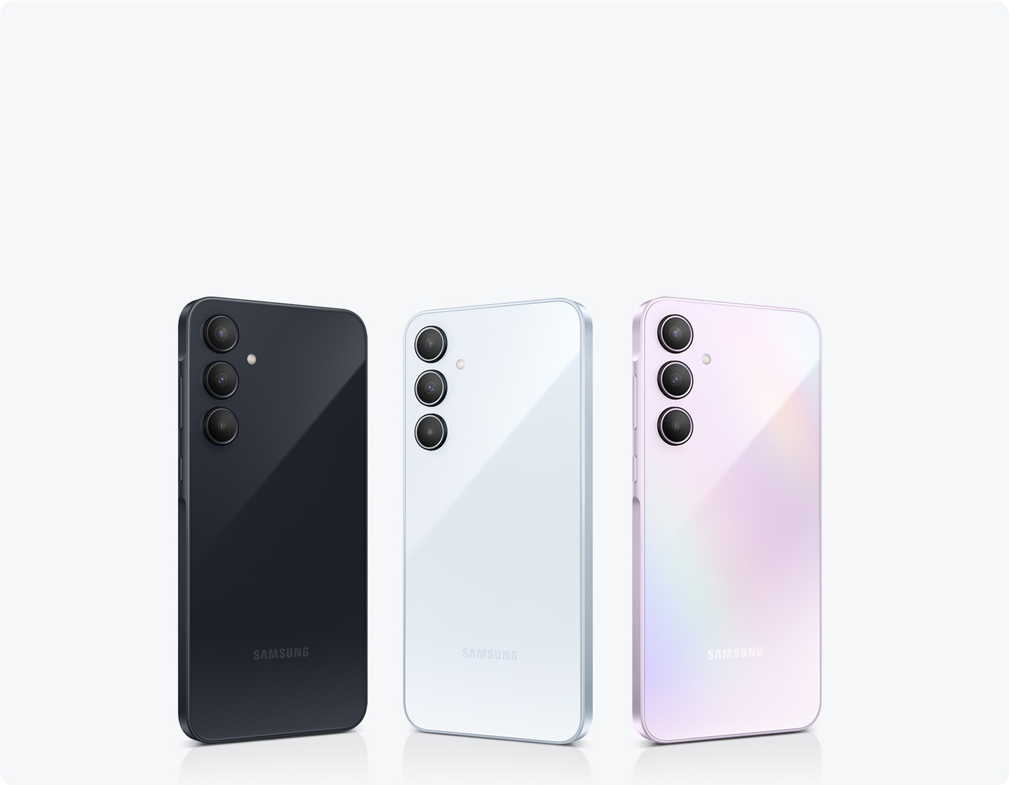 สมาร์ทโฟน Samsung สี่เครื่องสีต่าง ๆ ที่เรียงต่อกัน ได้แก่ สี Awesome Navy, Awesome Iceblue, Awesome Lilac โทรศัพท์แต่ละเครื่องมีกล้อง 3 ตัวตรงด้านหลัง