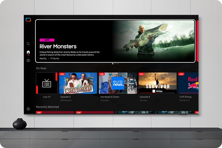 ทีวีในห้องนั่งเล่นจะแสดงหน้าจอหลักของ Samsung TV Plus และช่องทีวีต่างๆ ที่มีมาให้