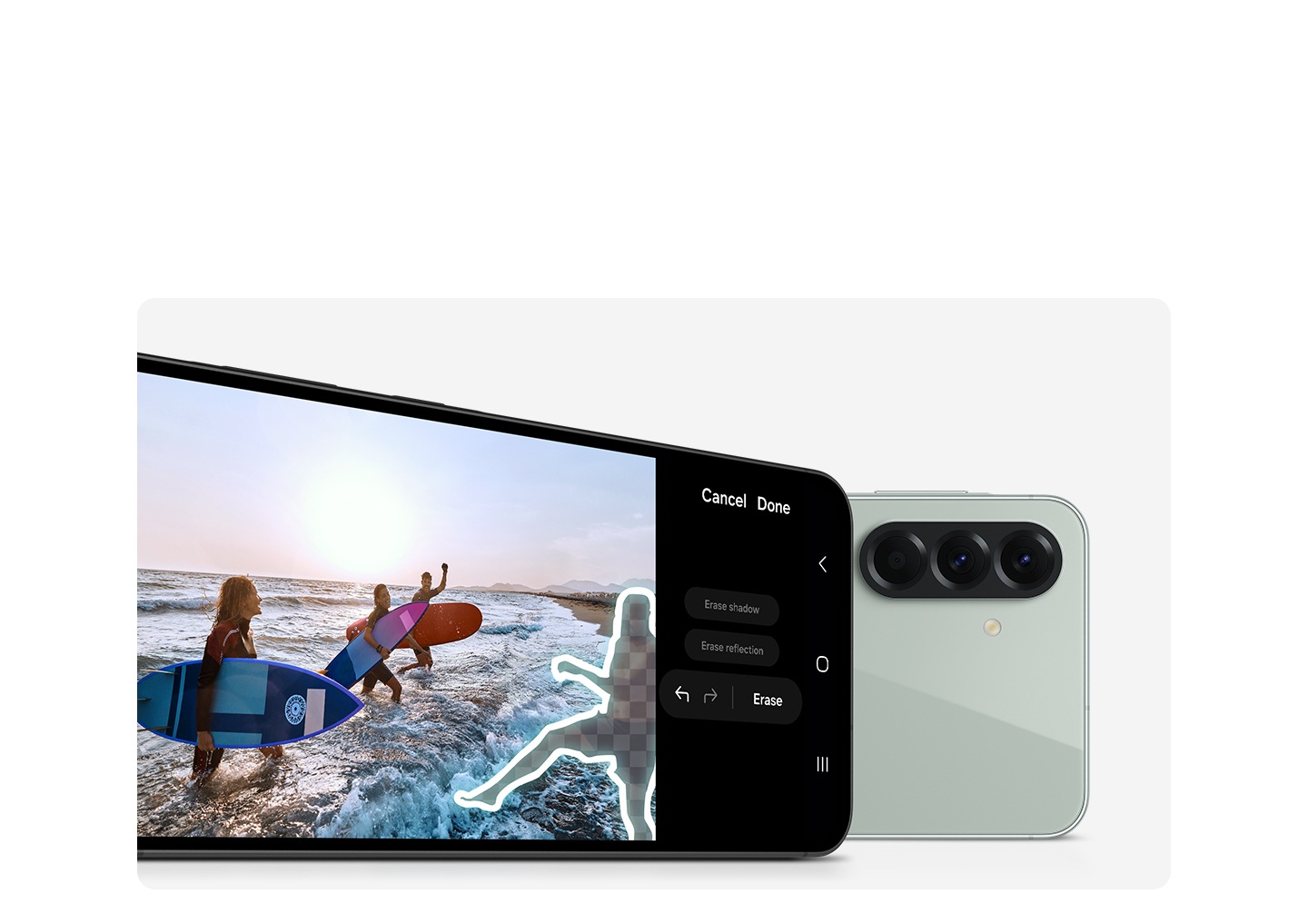 มีอุปกรณ์ Galaxy A56 5G สองเครื่องที่หันด้านข้างให้ โดยโทรศัพท์ที่อยู่ตรงด้านหน้ามีฟีเจอร์ Object Eraser อยู่ในหน้าจอ ตรงฝั่งขวาของหน้าจอมีฟีเจอร์ลบ (Erase) ไฮไลต์อยู่เพื่อสื่อว่าบุคคลที่เลือกนั้นสามารถลบทิ้งได้ Galaxy A56 5G เครื่องด้านหลังหันด้านหลังให้ที่แสดงให้เห็นกล้องถ่ายภาพ