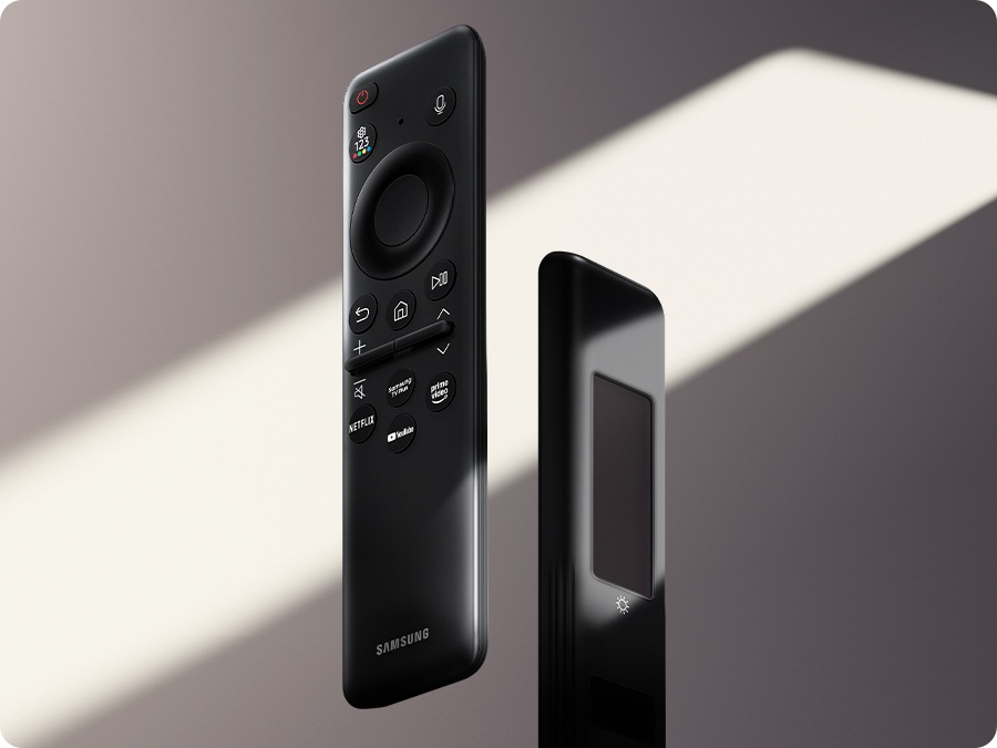 มุมมองด้านหน้าและด้านหลังของ SolarCell Remote แสดงให้เห็นเค้าโครงปุ่มและแผงโซลาร์เซลล์ที่มีดีไซน์เพรียวบาง