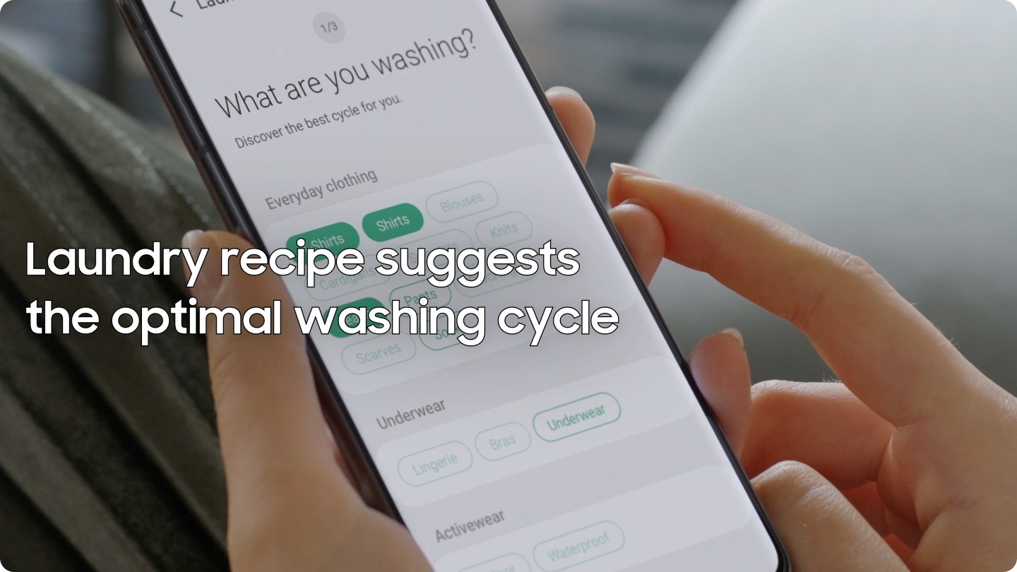 ผู้ใช้กำลังใช้แอป SmartThings บนสมาร์ทโฟน สูตรซักผ้าจะแนะนำรอบการซักที่เหมาะสมที่สุด โปรแกรมวางแผนการซักผ้าจะปรับตารางการซักของคุณให้เหมาะสมที่สุด ดาวน์โหลดรอบการซักเพิ่มเติม ผู้ใช้จะเรียกใช้รอบการซักผ่าน SmartThings และจะได้รับการแจ้งเตือนเมื่อรอบการซักเสร็จสิ้น SmartThings ช่วยดูแลการซักผ้าอย่างชาญฉลาดและควบคุมได้ทุกที่