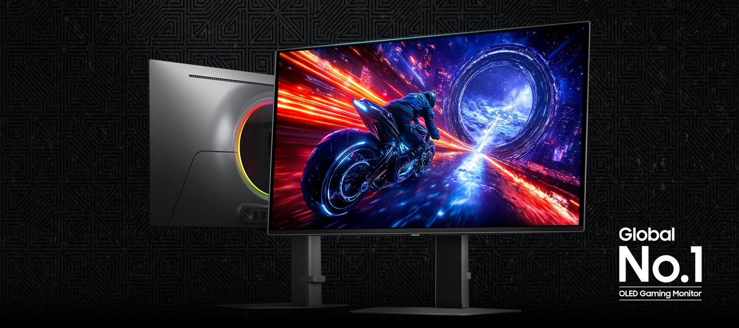 จอภาพ OLED G6 ของ Odyssey สองจอ จอหนึ่งหันไปทางด้านหน้า และอีกจอหนึ่งแสดงแผงด้านหลัง หน้าจอแสดงภาพชายคนหนึ่งกำลังขี่มอเตอร์ไซค์แข่งไปทางอุโมงค์สีน้ำเงิน โลโก้จอภาพ OLED สำหรับการเล่นเกมอันดับ 1 ของโลก