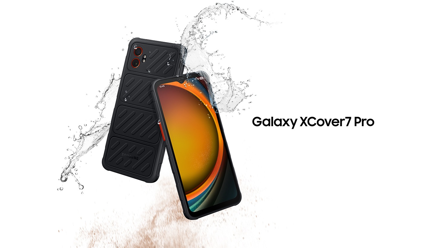อุปกรณ์ Galaxy XCover7 Pro สองเครื่องโดยที่เครื่องหนึ่งหันหน้าให้ ส่วนอีกเครื่องหนึ่งหันหลังให้ มีน้ำกับฝุ่นกระเซ็นอยู่รอบ ๆ อุปกรณ์เพื่อสื่อให้เห็นถึงการออกแบบและความทนทานของอุปกรณ์ มีข้อความ 'Galaxy XCover7 Pro' ปรากฏให้เห็น