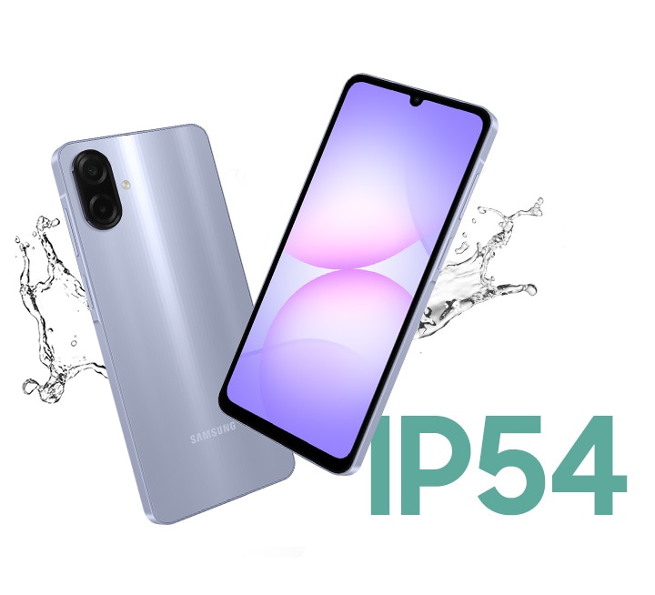ภาพอุปกรณ์ Galaxy A07 สองเครื่อง เครื่องหนึ่งมองเห็นจากทางด้านหลัง ขณะที่อีกเครื่องมองเห็นด้านหน้าอุปกรณ์ ละอองน้ำข้าง ๆ อุปกรณ์เน้นถึงคุณสมบัติการกันน้ำ ที่มุมขวาล่างมีข้อความ IP54