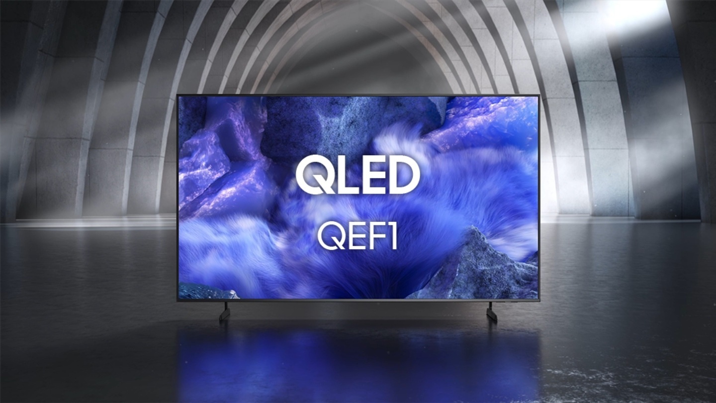 ทีวี Samsung QLED QEF1 ในห้องสีขาวดำแสดงภาพทิวทัศน์หลากสีสันที่แปลกตา