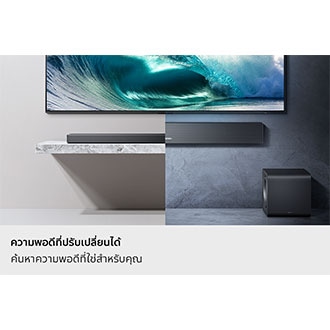 มุมมองสองมุมของ QS700F เคียงข้างกัน ภาพหนึ่งแสดงซาวด์บาร์วางราบบนพื้นผิวด้านล่างทีวี และอีกภาพหนึ่งติดตั้งบนผนังพร้อมซับวูฟเฟอร์