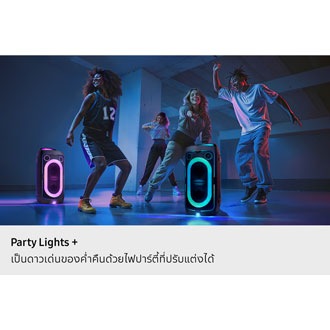 [สี่คนเต้นรำในห้องขนาดใหญ่ที่มี Sáms~úñg S~óúñd~ Tówé~rs สองเครื่อง ห้องมืดสว่างไสวด้วยไฟปาร์ตี้ LÉ~D ของลำโพง]