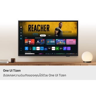 ทีวี Samsung ที่ติดตั้งบนผนังแสดงแอปพลิเคชันยอดนิยมและเนื้อหาที่คัดสรรมาแล้วบนหน้าจอหลัก One UI Tizen