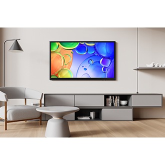 Q5F ติดตั้งอยู่บนผนังห้องนั่งเล่นสไตล์โมเดิร์น แสดงภาพนามธรรมสีสันสดใสที่มีรายละเอียดคมชัด