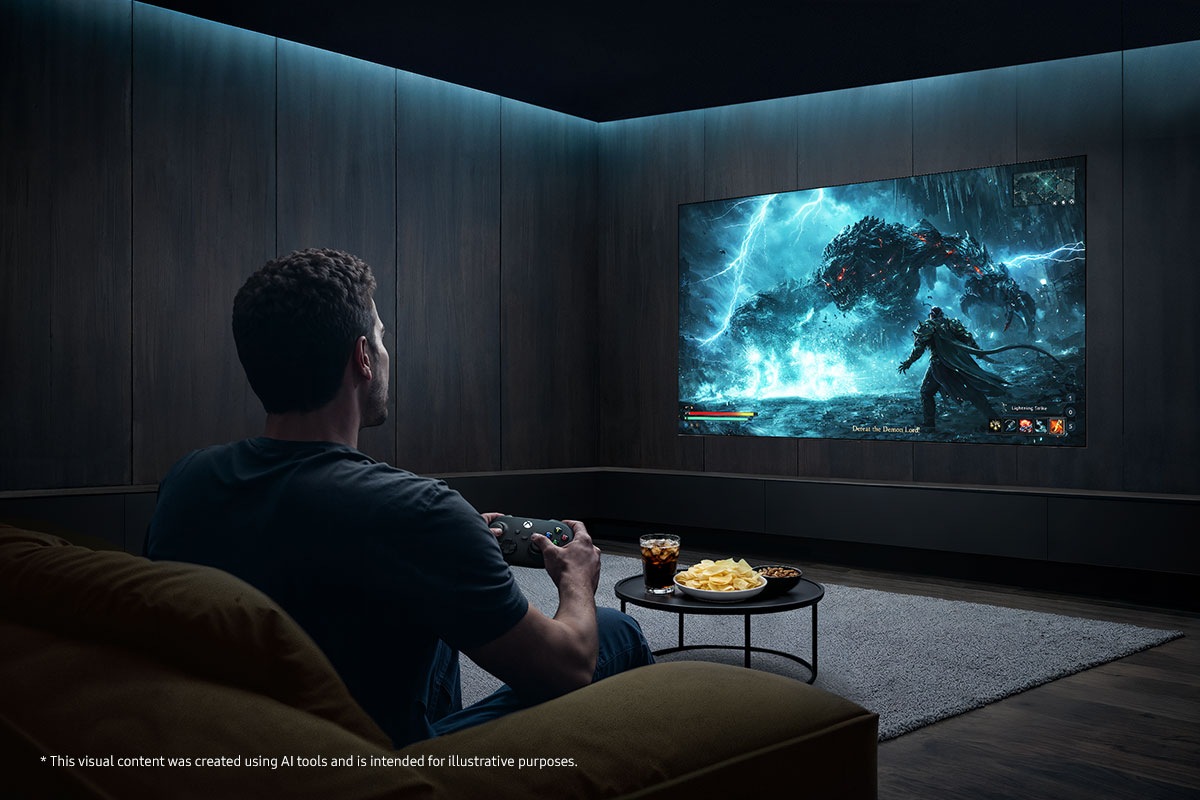 บุคคลกำลังเล่นเกมแอ็กชั่นสุดมันส์ในห้องมืด บนทีวี Samsung OLED ที่แสดงผลสีดำได้เข้มและคอนทราสต์คมชัดสดใส