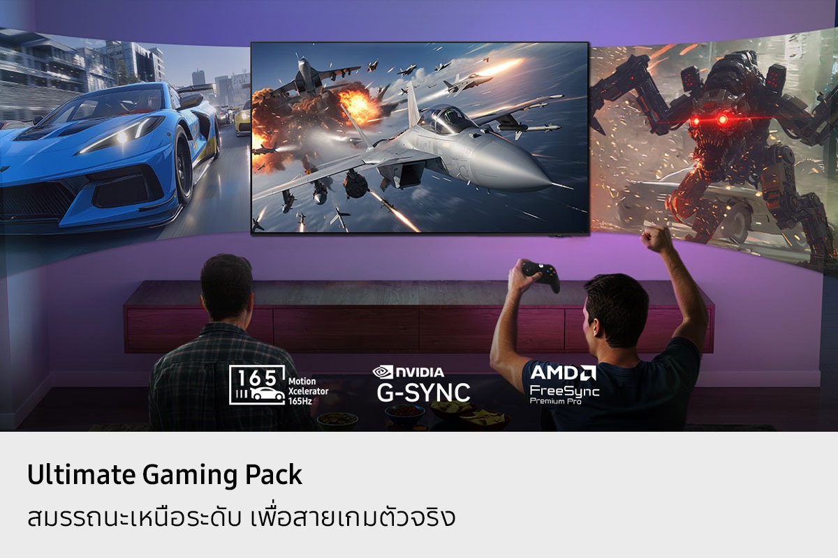 [ชายสองคนเล่นเกมในห้องนั่งเล่น จอภาพขนาดใหญ่ 3 จอแสดงเกมที่แตกต่างกัน 165 Mótí~óñ Xc~élér~átór~ 165Hz, โลโก้ Ñv~ídíá~ G-Sýñ~c และ ÁMD~ Fréé~Sýñc~ Prém~íúm P~ró]