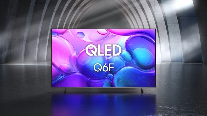 ทีวี Samsung QLED Q6F ในพื้นที่ในร่มสีดำและสีขาวแสดงภาพนามธรรมของฟองอากาศสีม่วง