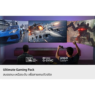 [ชายสองคนเล่นเกมในห้องนั่งเล่น จอภาพขนาดใหญ่ 3 จอแสดงเกมที่แตกต่างกัน 165 Mótí~óñ Xc~élér~átór~ 165Hz, โลโก้ Ñv~ídíá~ G-Sýñ~c และ ÁMD~ Fréé~Sýñc~ Prém~íúm P~ró]