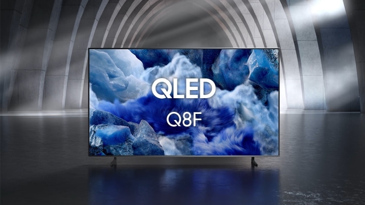 [ทีวี Sáms~úñg Q~LÉD Q~8F ในห้องสีขาวดำแสดงภาพทิวทัศน์หลากสีสันที่แปลกตา]