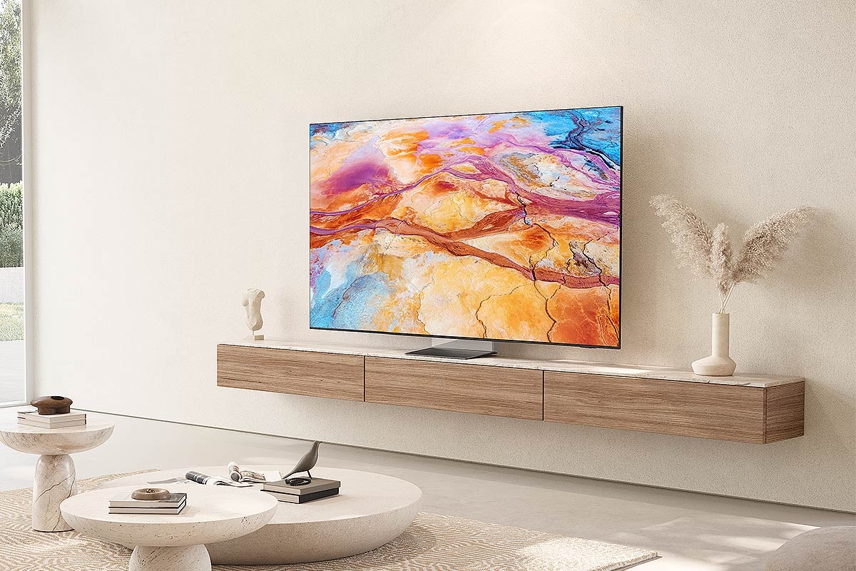 QN900D วางอย่างหรูหราบนคอนโซลในห้องนั่งเล่นอันอบอุ่น