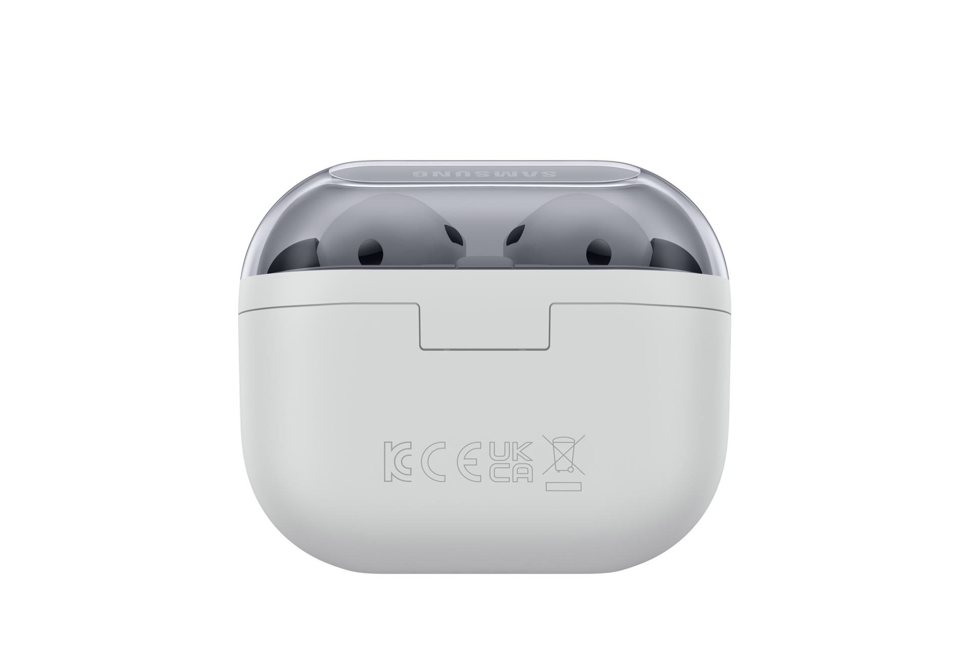 ภาพระยะใกล้ของเคสชาร์จ Samsung Galaxy Buds3 FE สีเทาเป็นหลัก มีฝาใสที่โชว์ Galaxy Buds สีดำสองอันอยู่ข้างใน เคสมีเครื่องหมายรับรองที่ด้านล่าง รับรองความปลอดภัยและเป็นไปตามมาตรฐานคุณภาพเสียงระดับสูง