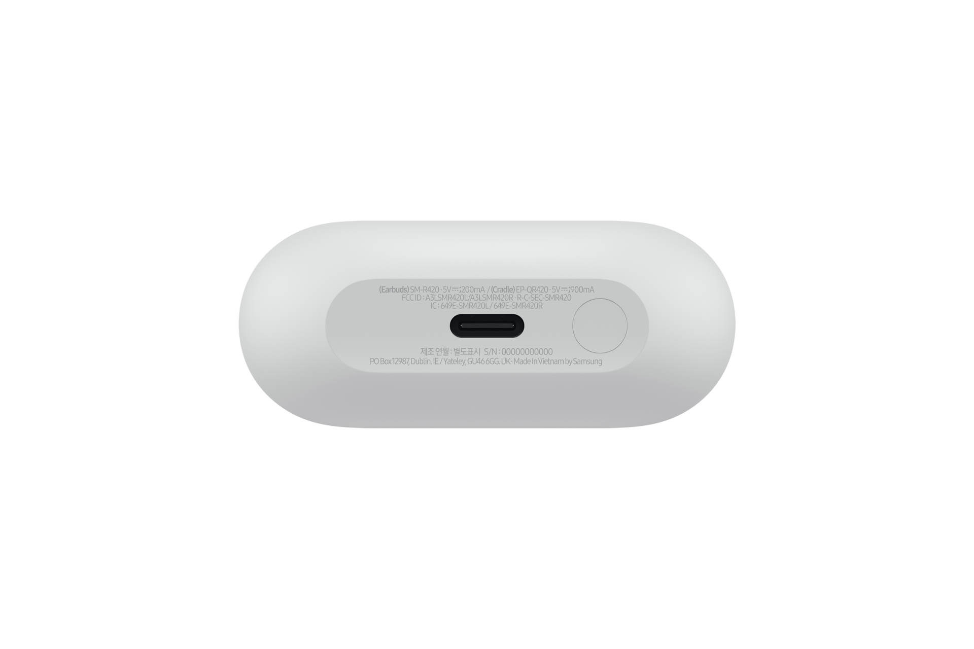 ภาพแสดงมุมมองด้านล่างของเคสชาร์จ Samsung Galaxy Buds3 FE เคสสีเทาเรียบหรูนี้มาพร้อมปุ่มเปิดปิดและข้อมูลจำเพาะทางเทคนิคต่างๆ รวมถึงหมายเลขรุ่น R420nzaaasa ซึ่งเน้นย้ำถึงคุณภาพเสียงอันน่าประทับใจ