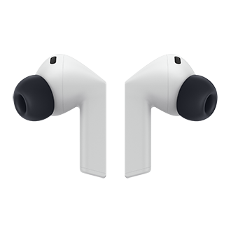 ภาพนี้แสดงให้เห็น Samsung Galaxy Buds3 FE หนึ่งคู่ ดีไซน์เรียบหรูทันสมัยในโทนสีเทา มาพร้อมจุกหูฟังสีดำ เมื่อวางเรียงกันบนพื้นหลังสีดำเรียบๆ ขนาดและรูปทรงที่กะทัดรัดช่วยขับเน้นคุณภาพเสียงอันน่าประทับใจ