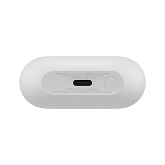 ภาพแสดงมุมมองด้านล่างของเคสชาร์จ Samsung Galaxy Buds3 FE เคสสีเทาเรียบหรูนี้มาพร้อมปุ่มเปิดปิดและข้อมูลจำเพาะทางเทคนิคต่างๆ รวมถึงหมายเลขรุ่น R420nzaaasa ซึ่งเน้นย้ำถึงคุณภาพเสียงอันน่าประทับใจ
