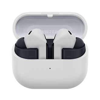 เคสชาร์จแบบเปิดเผยให้เห็น Samsung Galaxy Buds3 FE หนึ่งคู่ ดีไซน์เรียบหรูทันสมัย ​​โดดเด่นด้วยสีเทาและสีดำ Buds3 ขนาดกะทัดรัดและโค้งมนนี้วางอยู่บนพื้นหลังสีดำเรียบๆ เหมาะอย่างยิ่งสำหรับประสบการณ์เสียงแบบพกพา