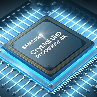 ชิป Samsung Crystal UHD Processor 4K วางอยู่บนเมนบอร์ดของทีวีโดยมีสายไฟเรืองแสง