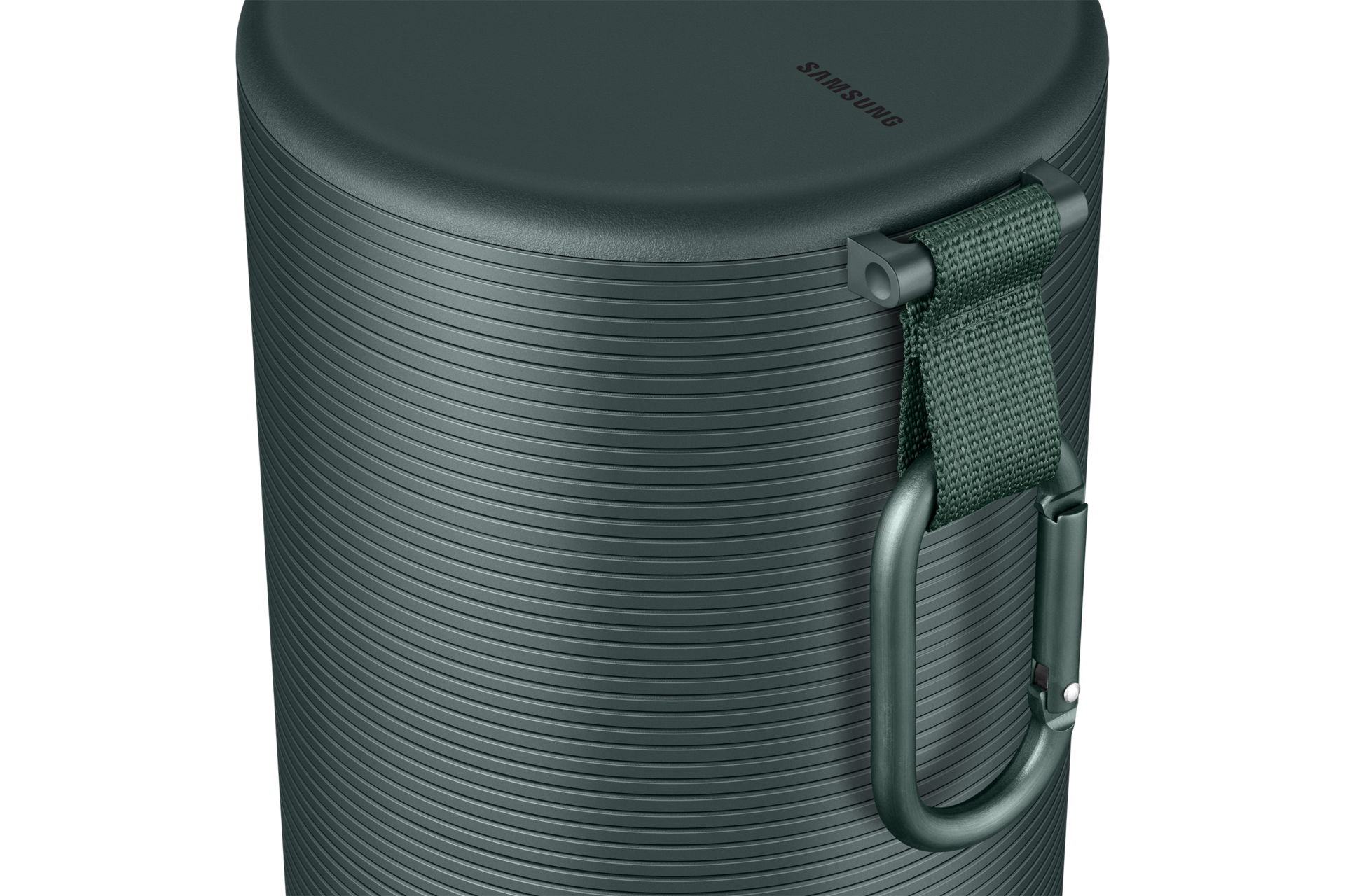 ภาพซูมใกล้ของกระเป๋าเครื่องฉายโปรเจคเตอร์ Outdoor Case สี Dark Green ที่มีฝาครอบที่ทนทาน พร้อมปกป้องโปรเจคเตอร์ The Freestyle