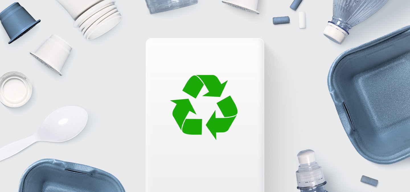 Ortada, birbiri ardına saat yönünde dönen üç oklu bir geri dönüşüm sembolü gösteriliyor. Plastikten yapılmış çeşitli ürünler sembolü çevreliyor.