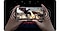 Bir kişi, ekranında ağzından ateş saçan bir ejderha ile savaşan bir şövalyenin bulunduğu manzara modundaki Galaxy A72 telefonu elinde tutmakta ve stereo hoparlörleri göstermek için etrafa ses dalgaları yayılmakta.