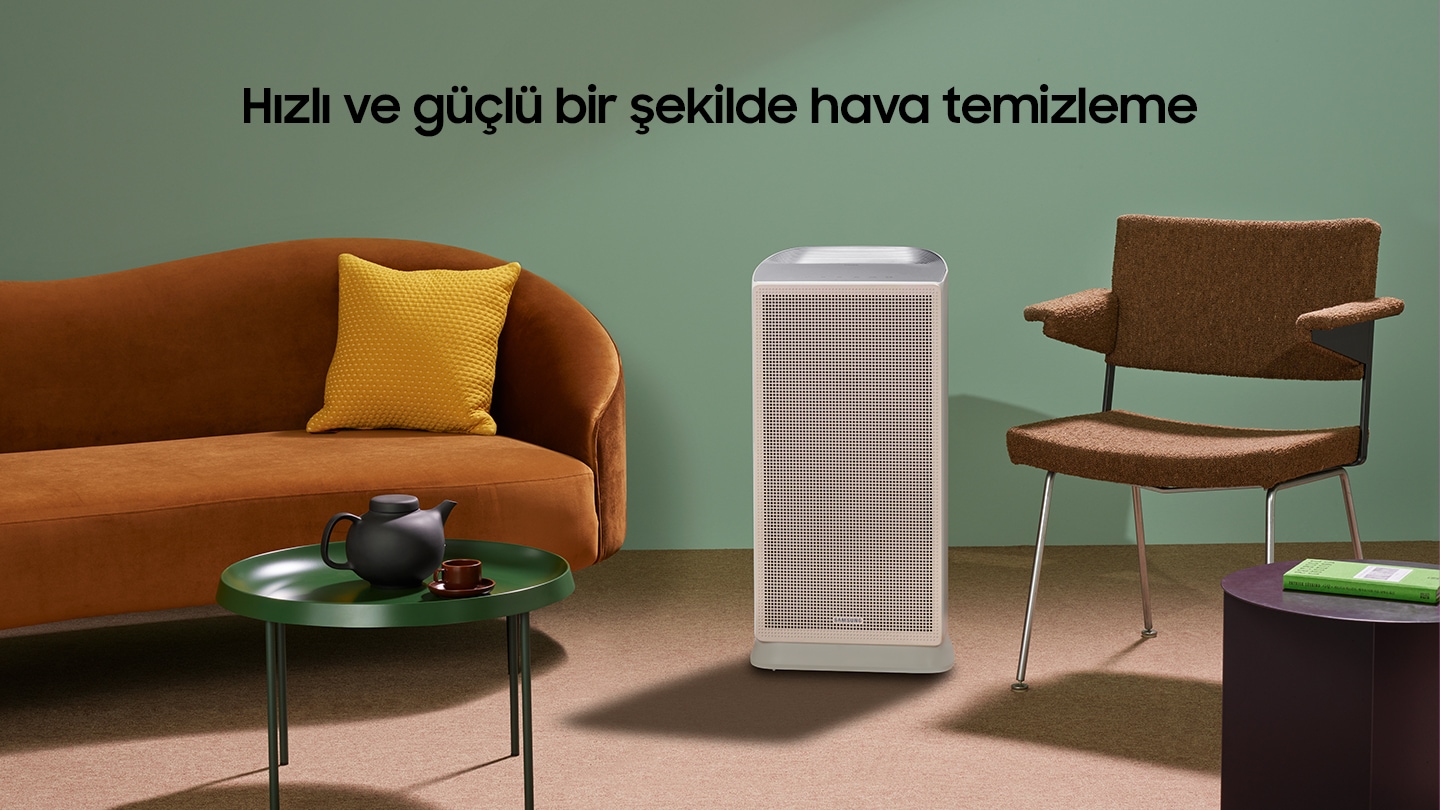 AX5500 hava temizleyici, modern bir odaya yerleştirilmiş.