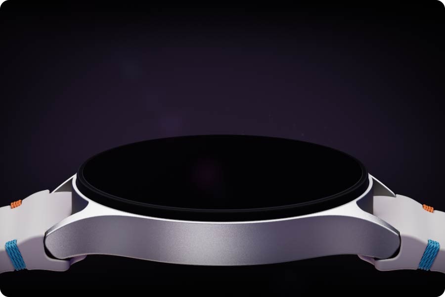 Galaxy Watch7 yukarı doğru bakıyor, ekranın üzerinde hareketli bulutlar uçuşuyor ve “Galaxy Watch 7 ile İlk uykunuz” ifadesiyle birlikte görünen hilal, uyku takibinin önemini gösteriyor.