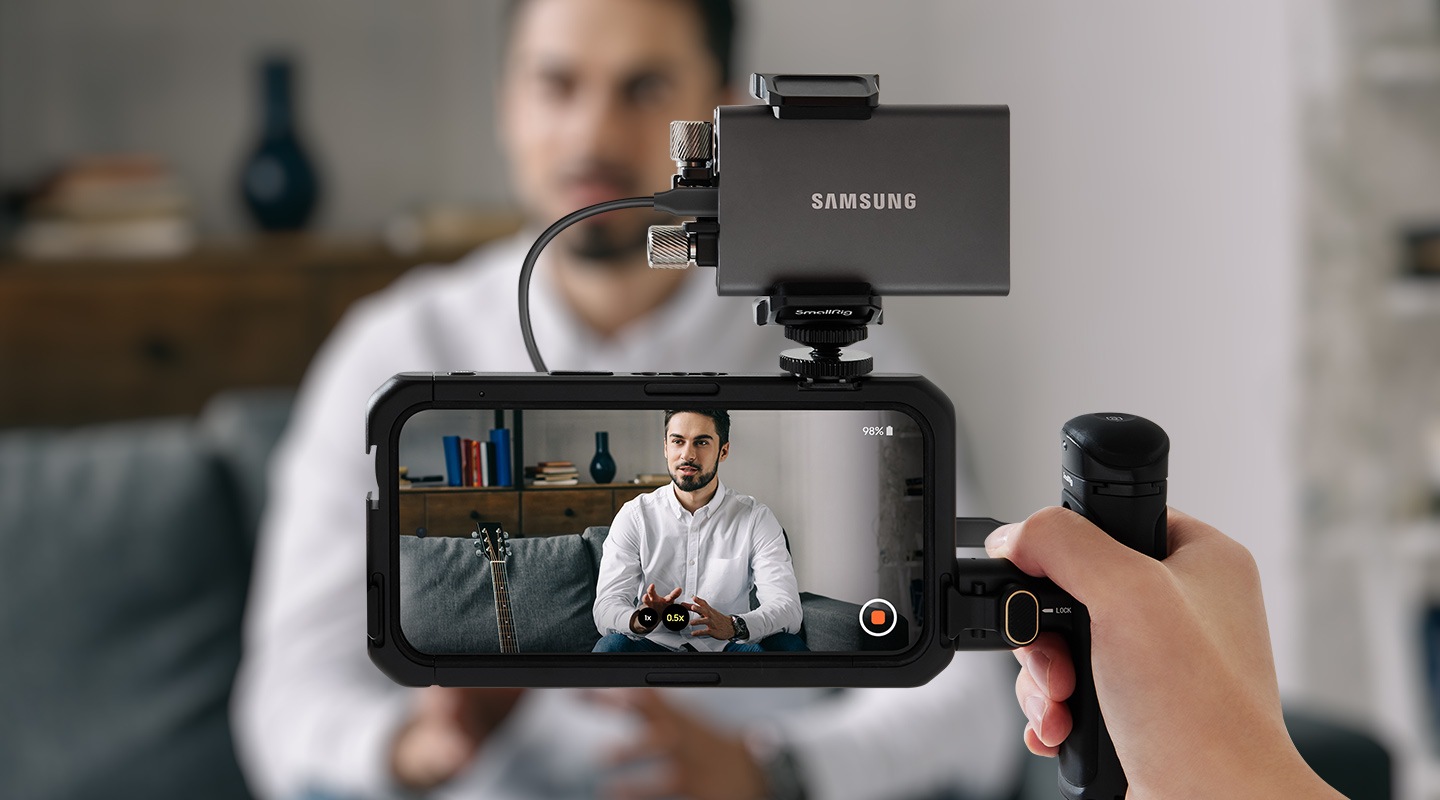 Yard�mc� foto�raf��l�k ekipmanlar� kurularak ak�ll� telefona ba�lanm�� bir Samsung T7 ve �ekimi yap�lan ki�i g�r�l�yor.
