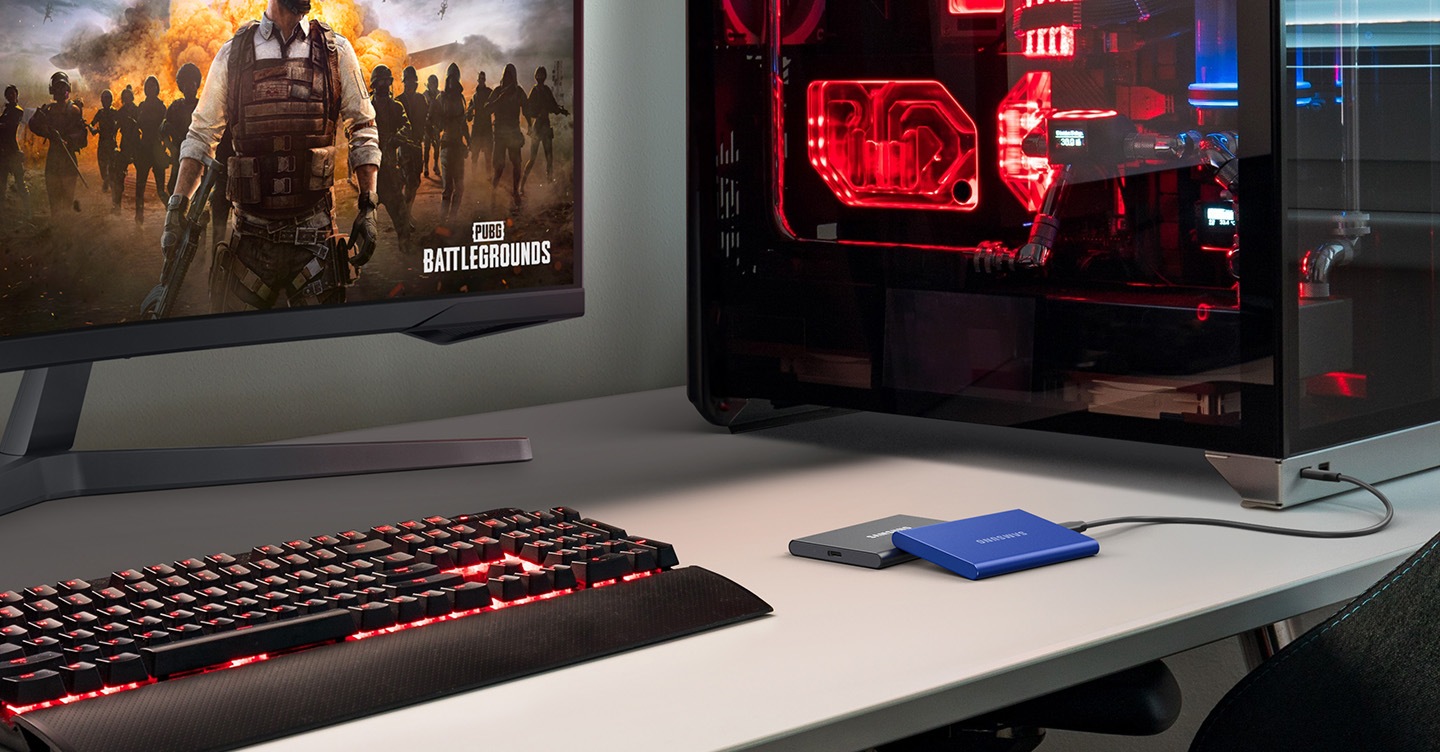 Samsung T7, �zerinde �PUBG BATTLEGROUND� yazan bir logo ve ekran�nda bir oyun yer alan bir masa�st� bilgisayara ba�l� olarak g�r�l�yor.