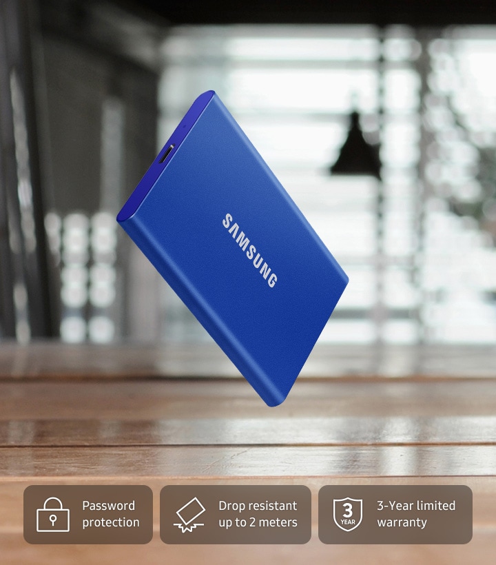 Samsung T7�nin bir d�� mekan zeminine d��me durumu g�steriliyor. ��ifre Koruma�, �2 metreye kadar d��melere kar�� dayan�kl��, �3 y�l s�n�rl� garanti� yaz�lar� ilgili i�lev simgeleriyle g�r�l�yor.